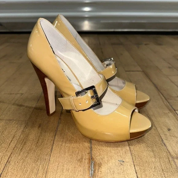 Michael Kors High Heels Womens Size 7M Beige Patent Leather Peep Toe Vamp Buckle - Picture 1 of 9